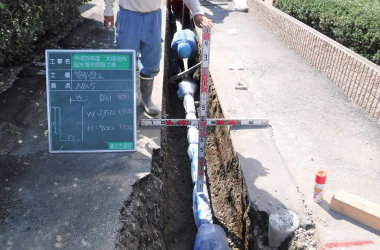 上水道配水本管の公道路内布設